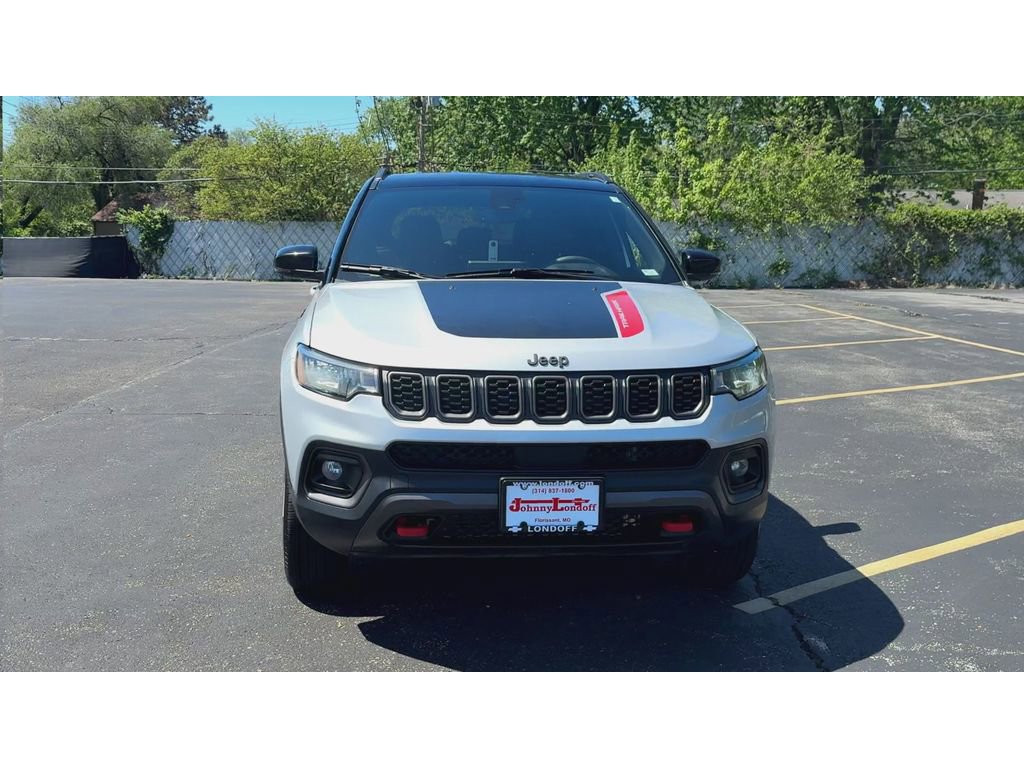 Used 2025 Jeep Compass Trailhawk image 3