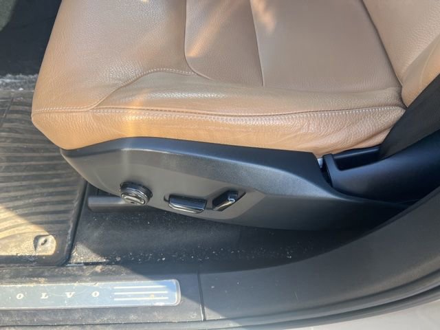 Used 2016 Volvo XC90 T6 Momentum w/ Vision Package image 10