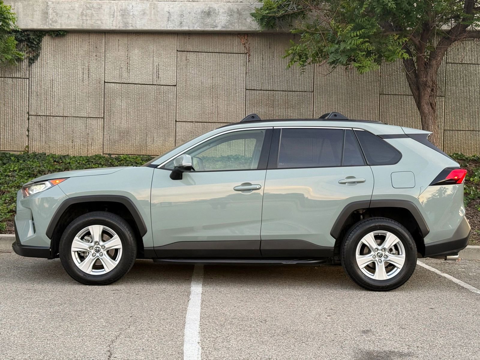 Used 2019 Toyota RAV4 XLE w/ Convenience Package FWD image 10