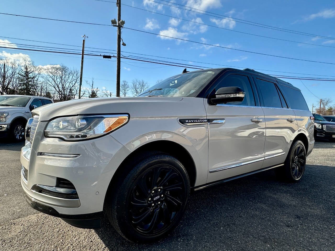 Used 2023 Lincoln Navigator Reserve image 3