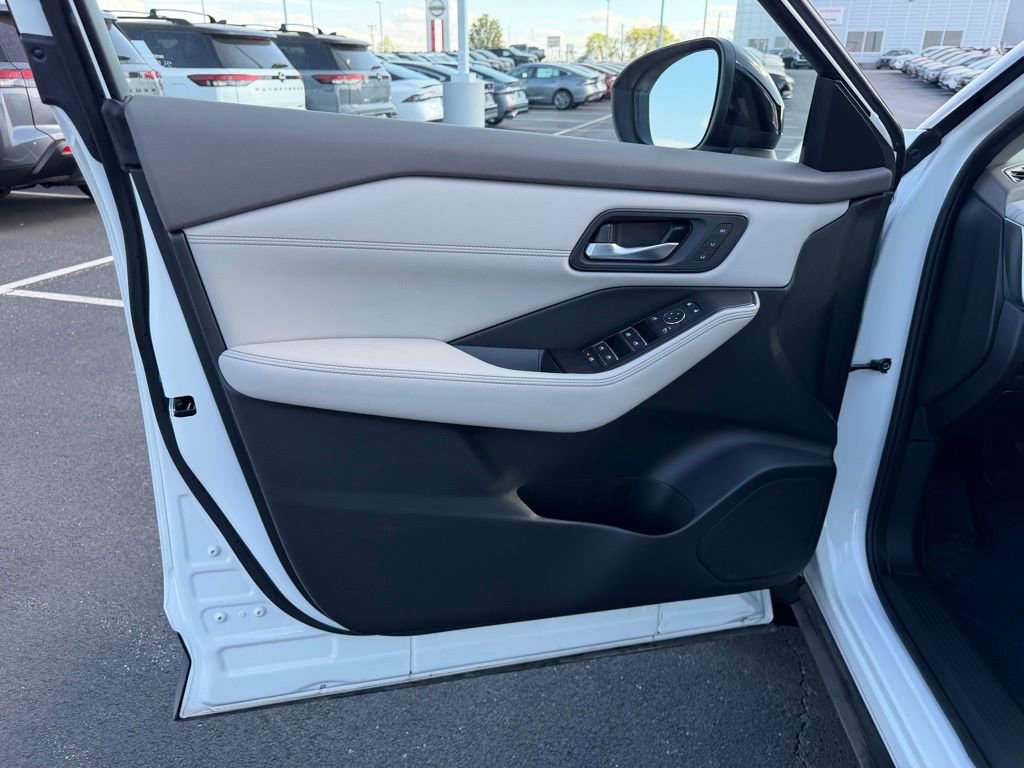 Used 2025 Nissan Rogue SL w/ Tech Package image 13