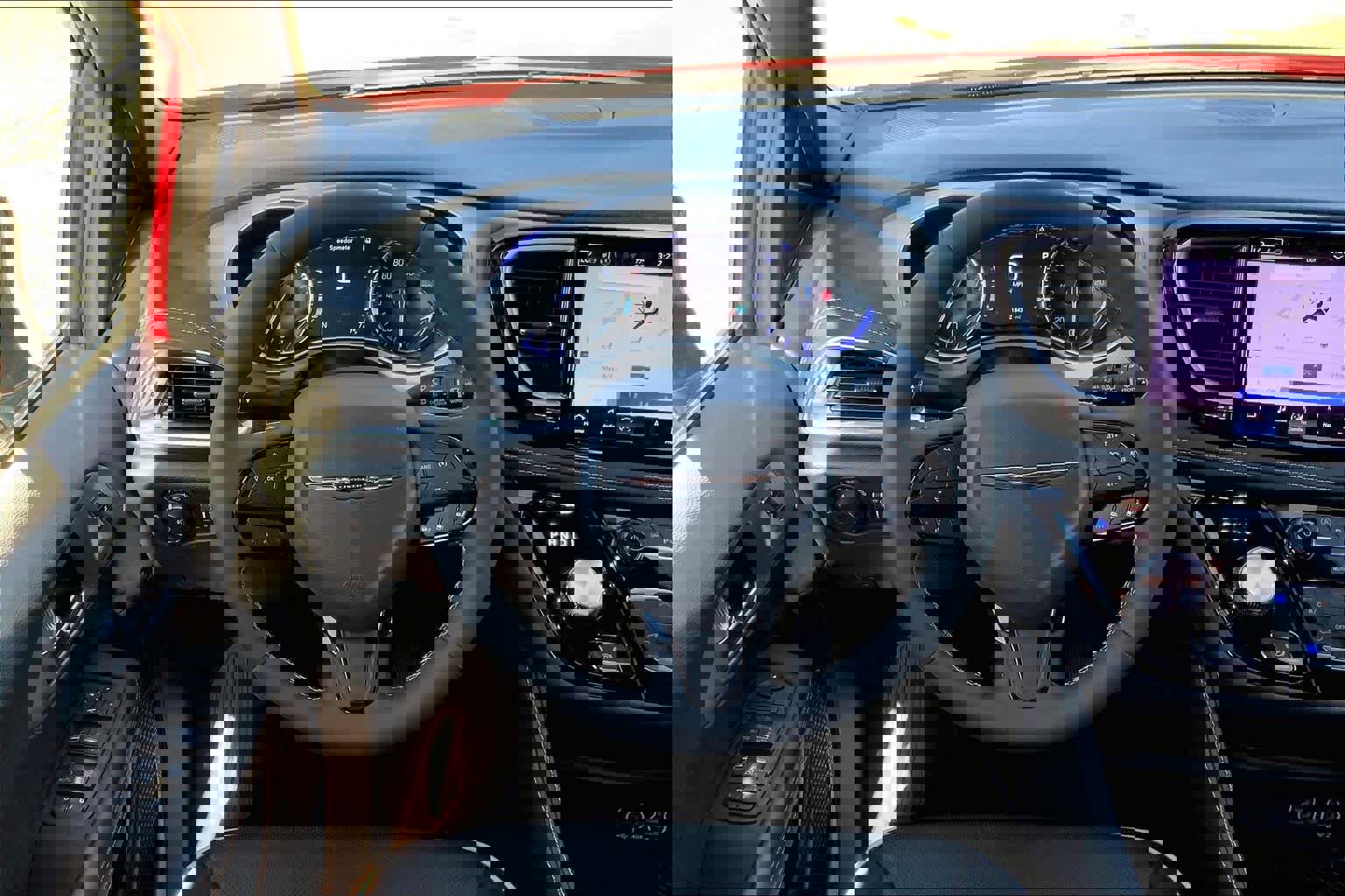 Used 2025 Chrysler Pacifica Limited image 5