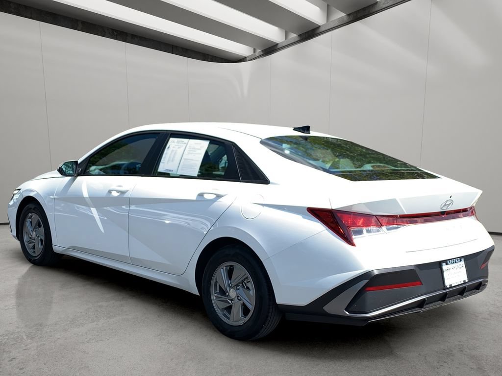 Certified 2026 Hyundai Elantra SE FWD image 3