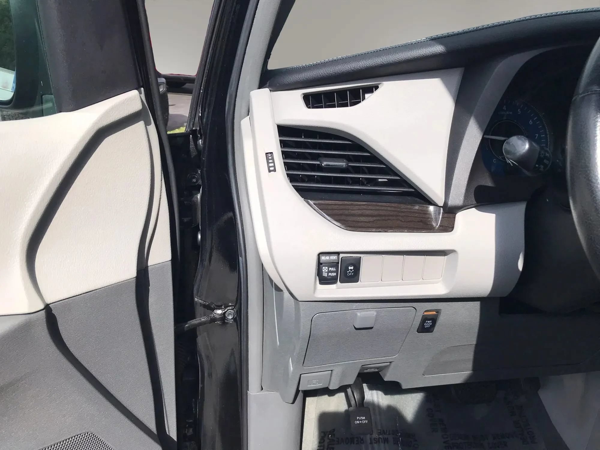 Used 2019 Toyota Sienna XLE AWD/4WD image 14