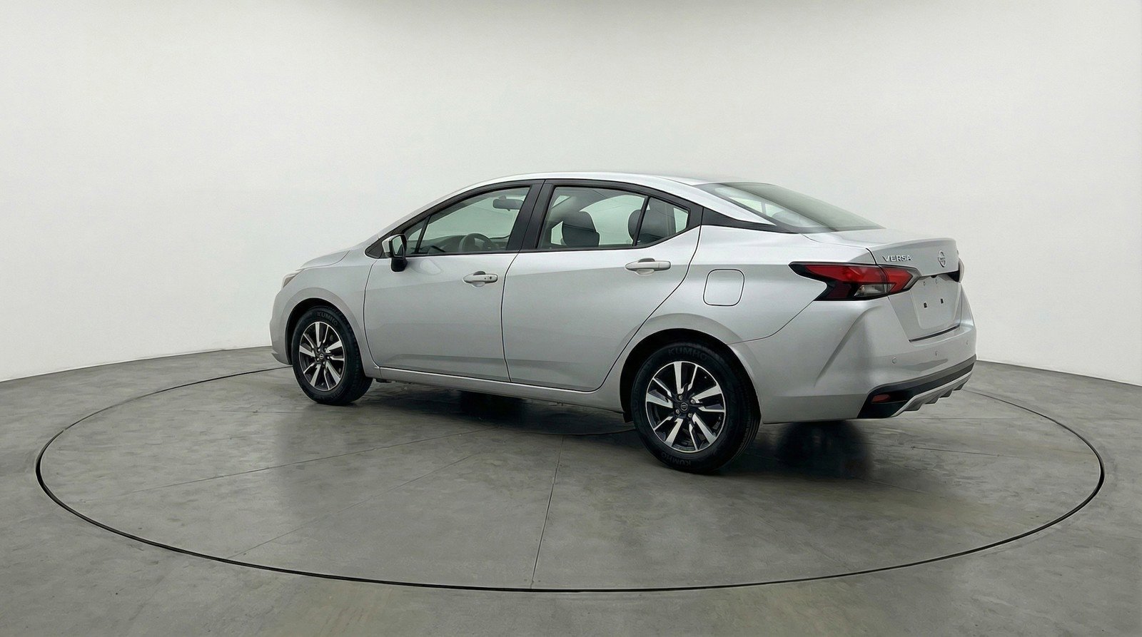 Used 2025 Nissan Versa SV FWD image 5