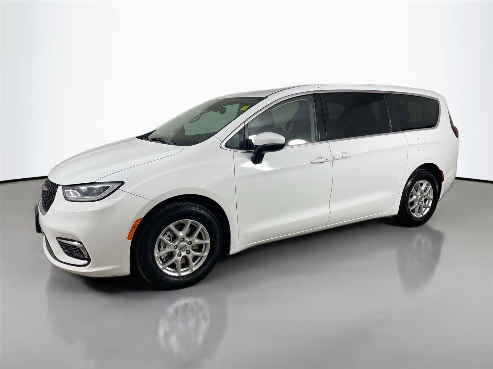 Used 2023 Chrysler Pacifica Touring-L image 8
