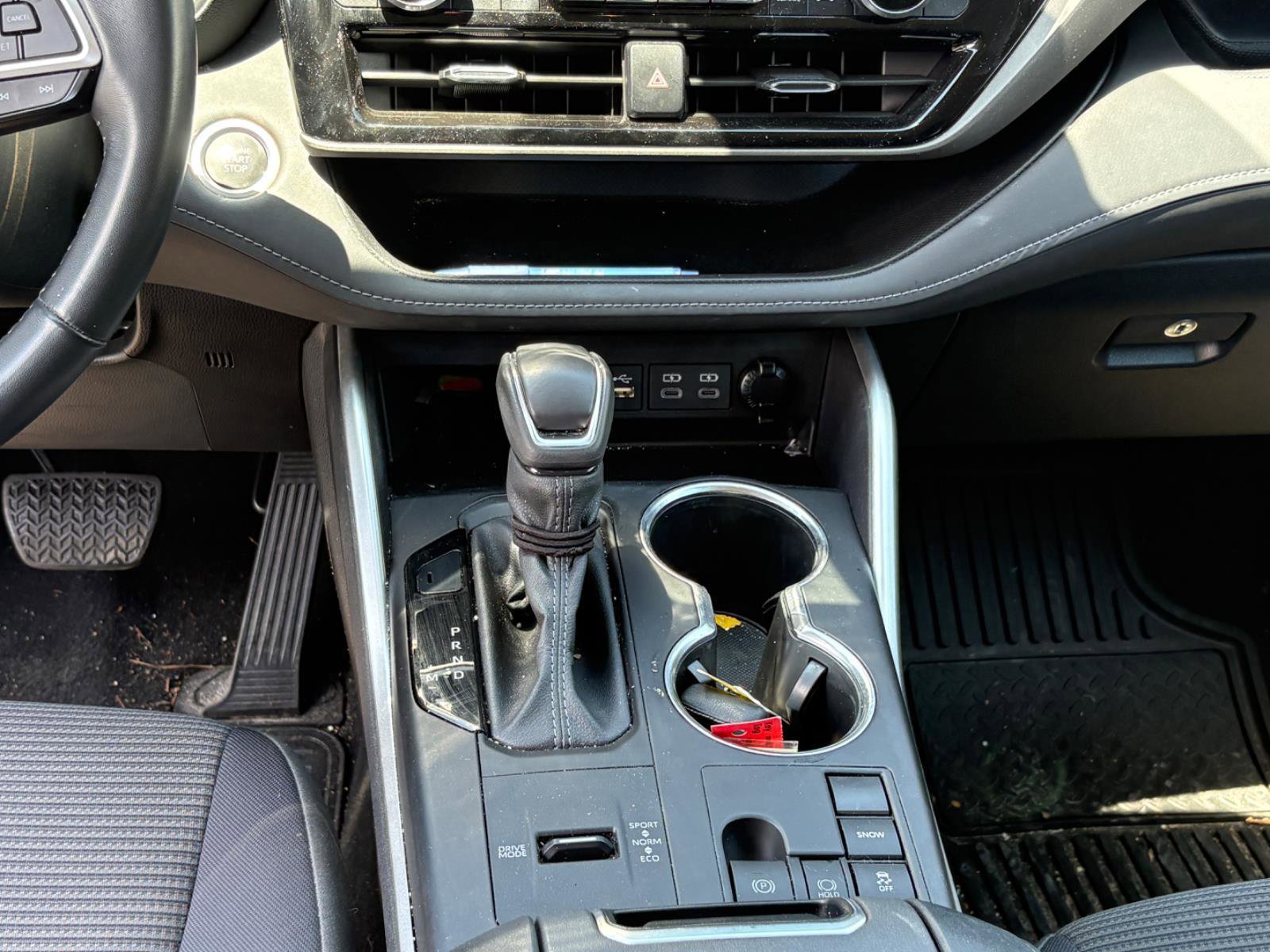 Used 2024 Toyota Highlander LE FWD image 21