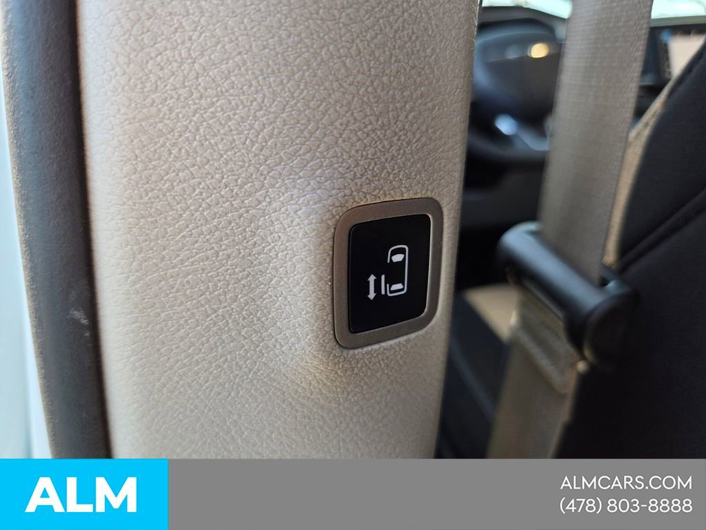 Used 2022 Chrysler Voyager LX image 9
