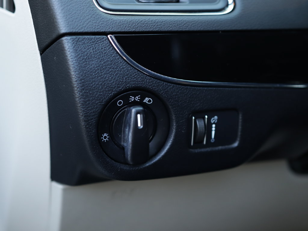 Used 2016 Dodge Grand Caravan SE FWD image 10
