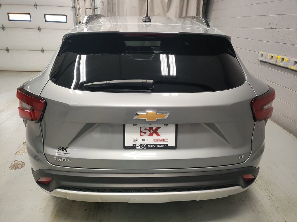 Used 2025 Chevrolet Trax LT w/ Sunroof Package image 21