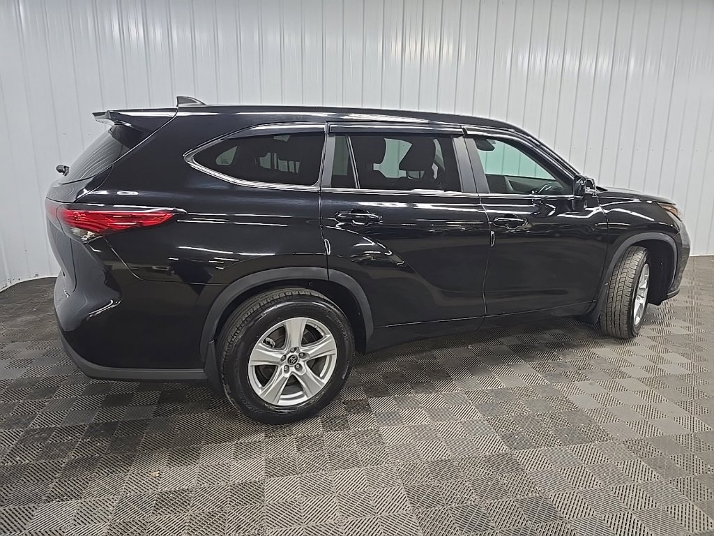Used 2023 Toyota Highlander LE AWD/4WD image 3