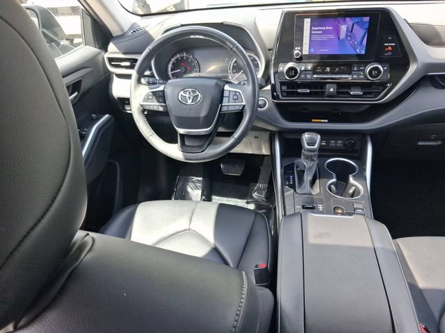 Used 2024 Toyota Highlander XLE FWD image 8