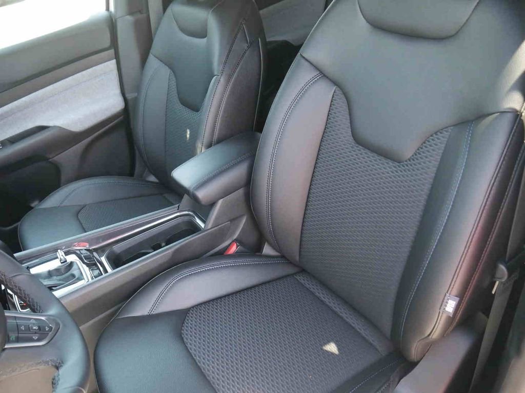 New 2025 Jeep Compass Latitude image 28