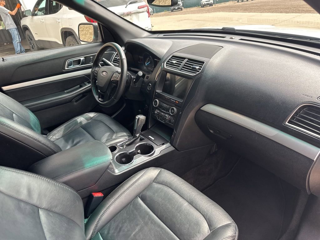 Used 2017 Ford Explorer XLT w/ Equipment Group 202A FWD image 26