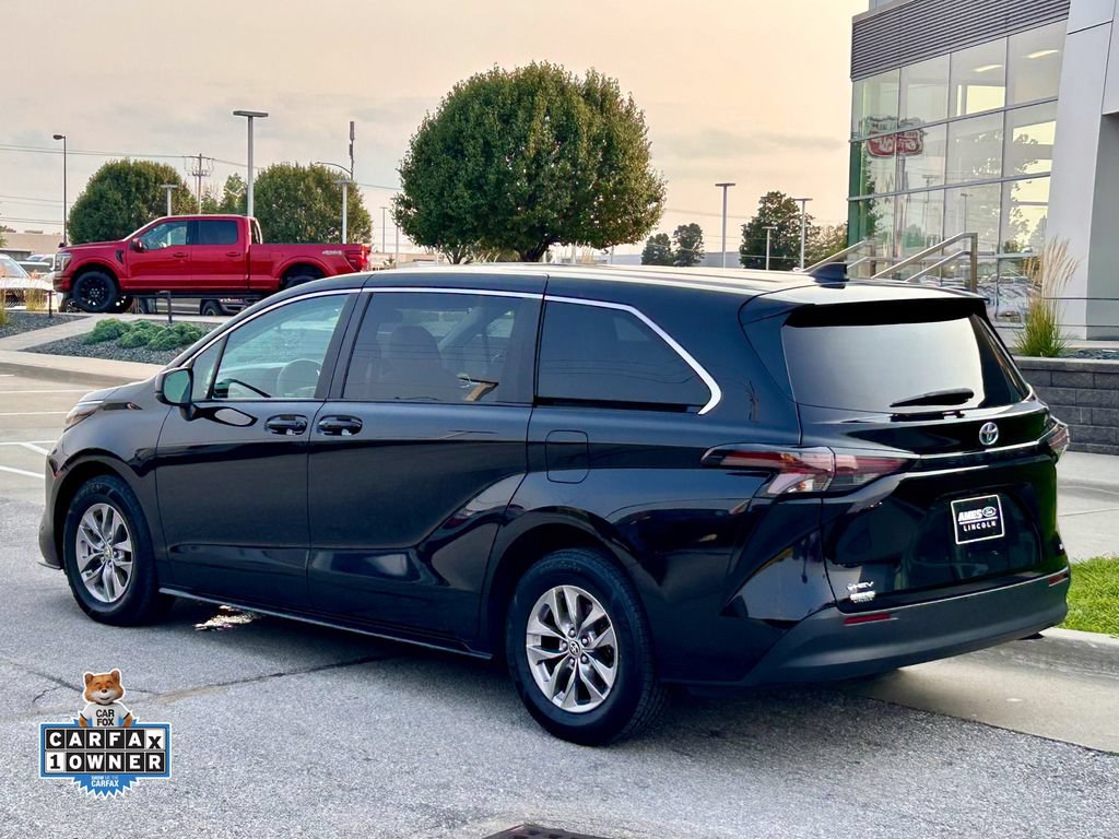 Used 2025 Toyota Sienna LE FWD image 4