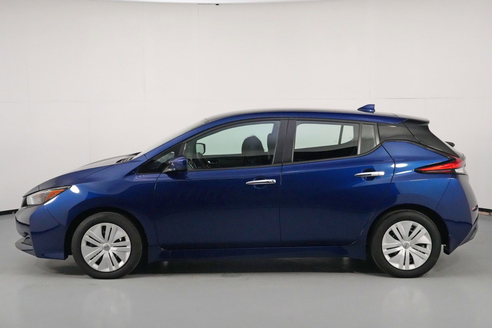 Used 2025 Nissan Leaf S image 43