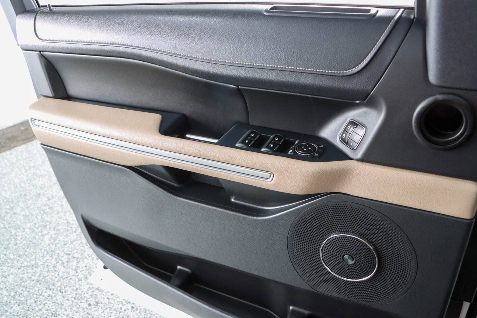 Used 2022 Ford Expedition Limited image 23