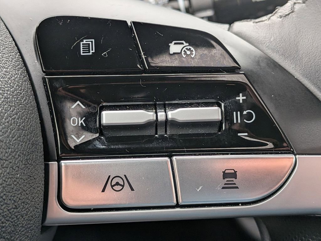 Used 2025 Hyundai Elantra SEL FWD image 15