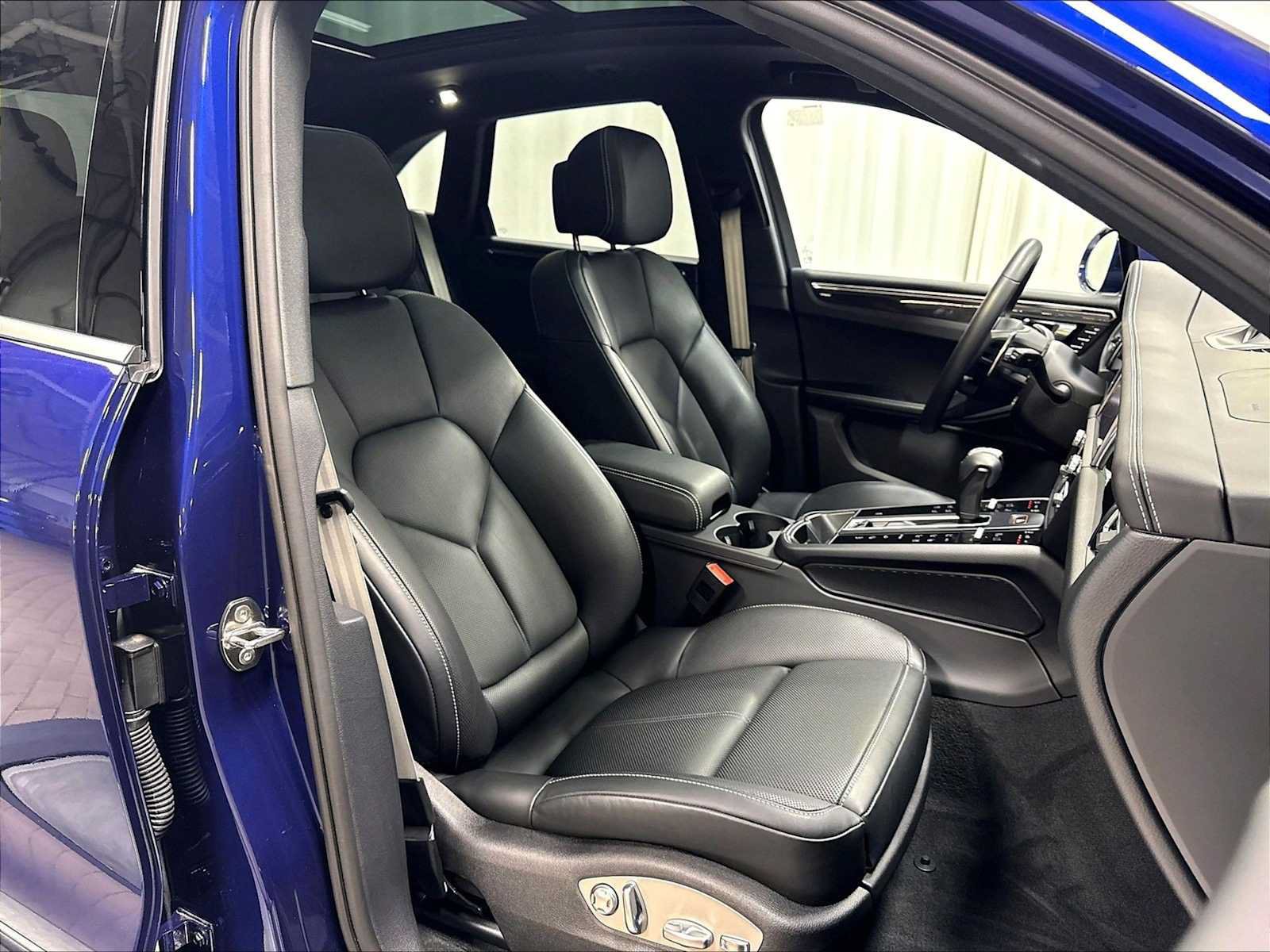 Used 2026 Porsche Macan AWD/4WD image 29