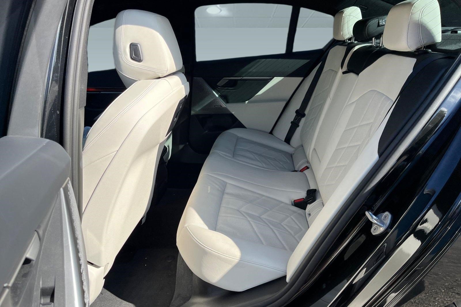 Used 2025 BMW 550e xDrive w/ Premium Package AWD/4WD image 9