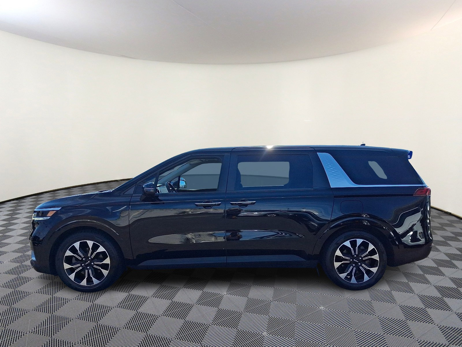 Used 2024 Kia Carnival EX FWD image 4
