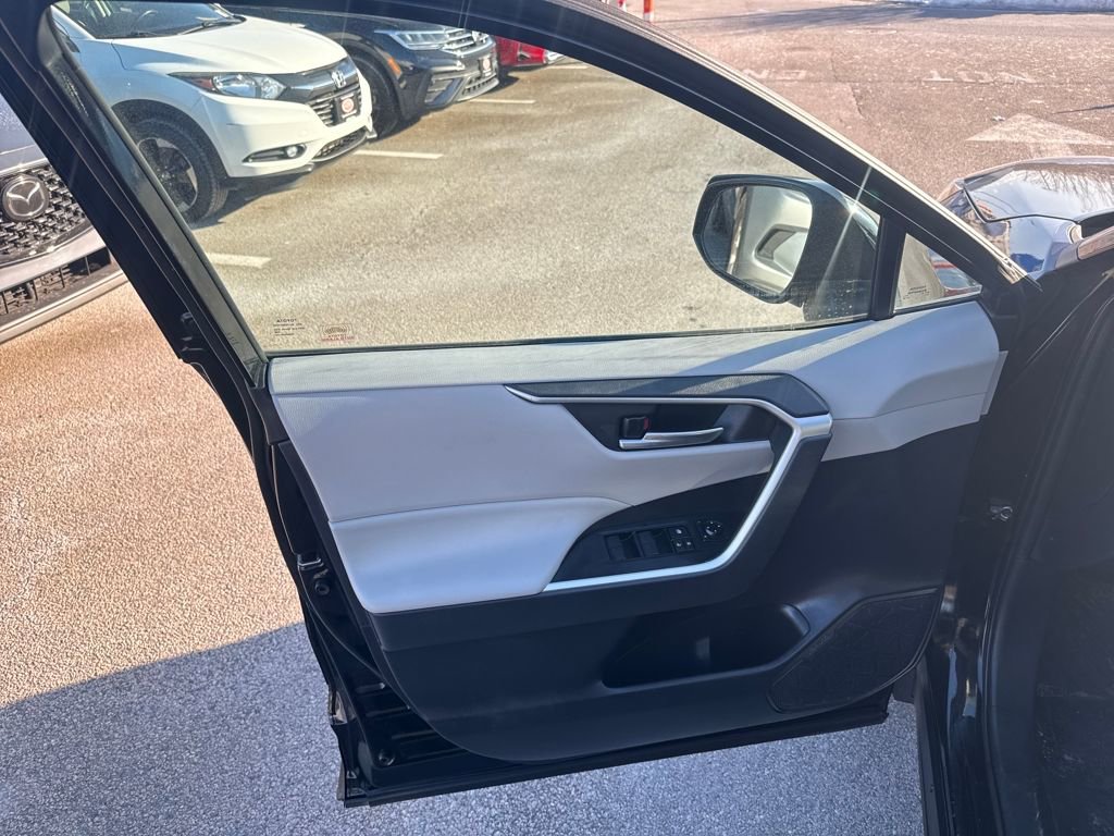 Used 2021 Toyota RAV4 XLE w/ Convenience Package image 34