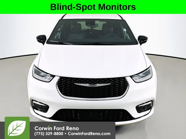 Used 2025 Chrysler Pacifica Select AWD/4WD image 2