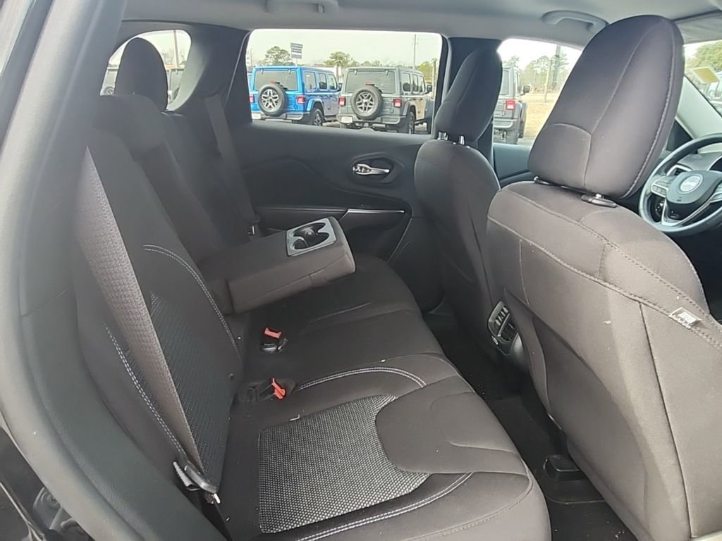 Certified 2019 Jeep Cherokee Latitude w/ Popular Appearance Group image 27