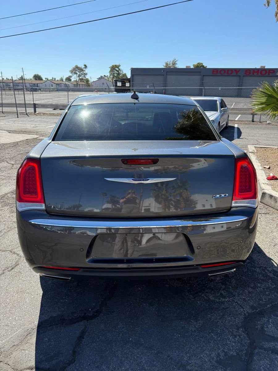 Used 2019 Chrysler 300 Limited w/ Safetytec Plus Group image 4