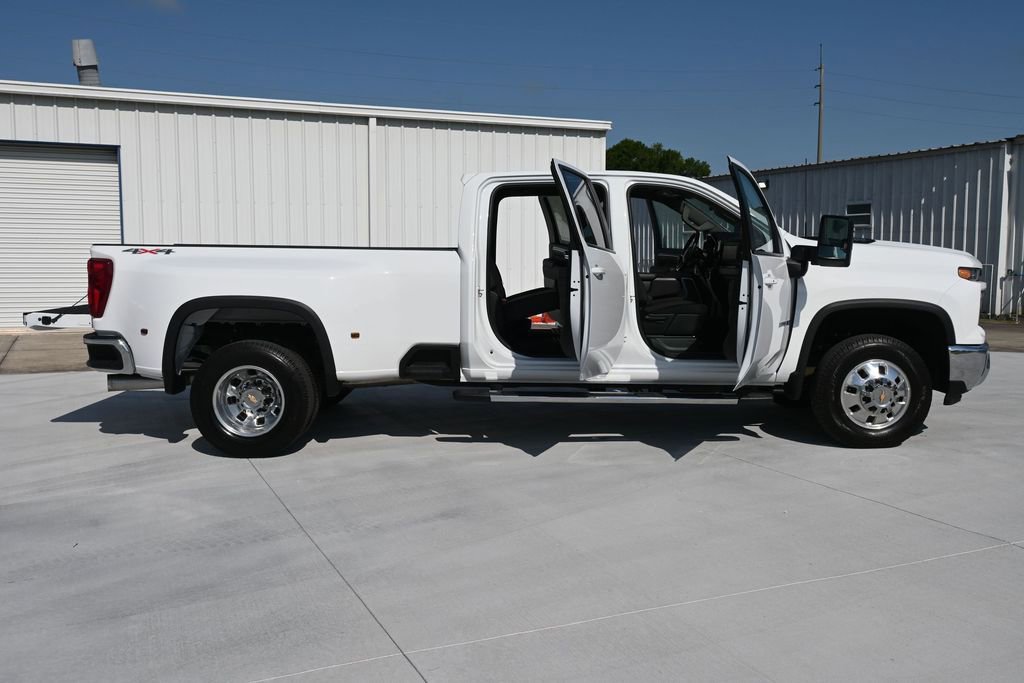 Used 2025 Chevrolet Silverado 3500 LT w/ Safety Package AWD/4WD image 11