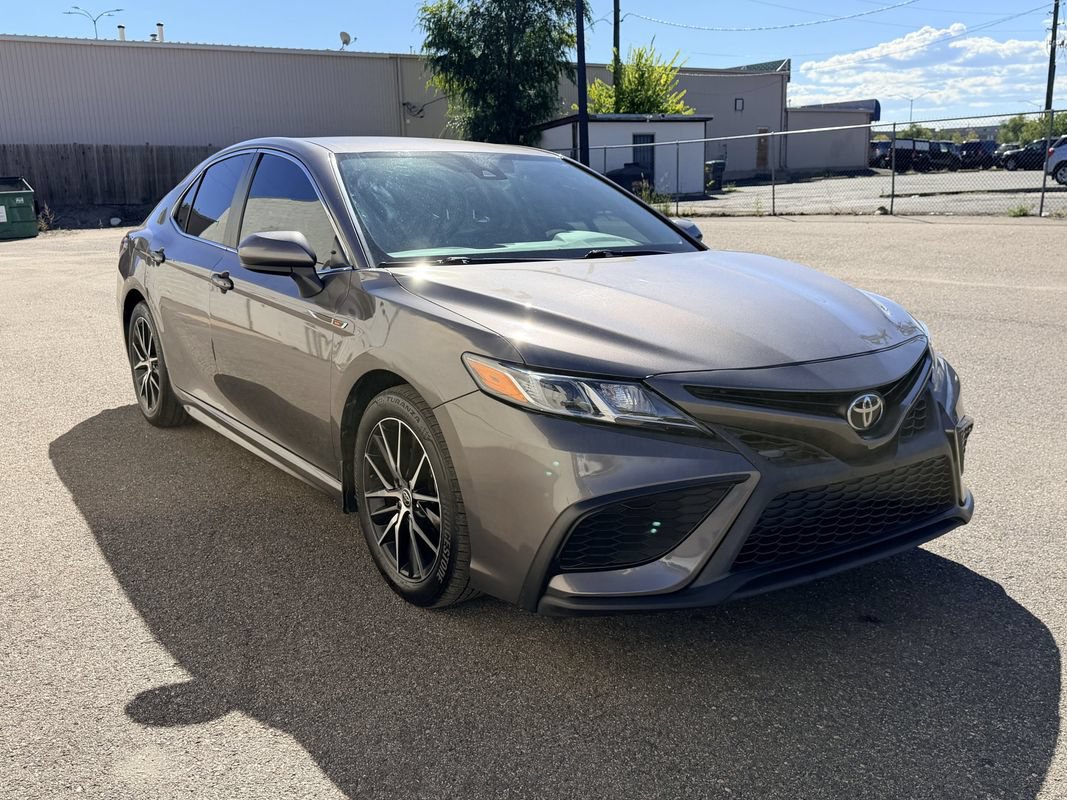 Used 2021 Toyota Camry SE FWD image 3