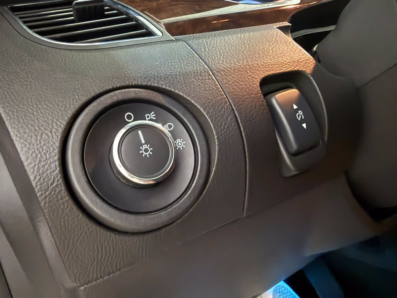 Used 2013 Ford Taurus Limited FWD image 36