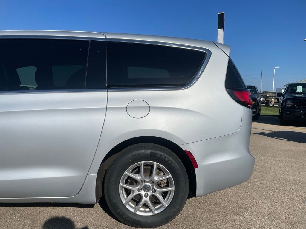 Used 2024 Chrysler Pacifica Touring-L image 29