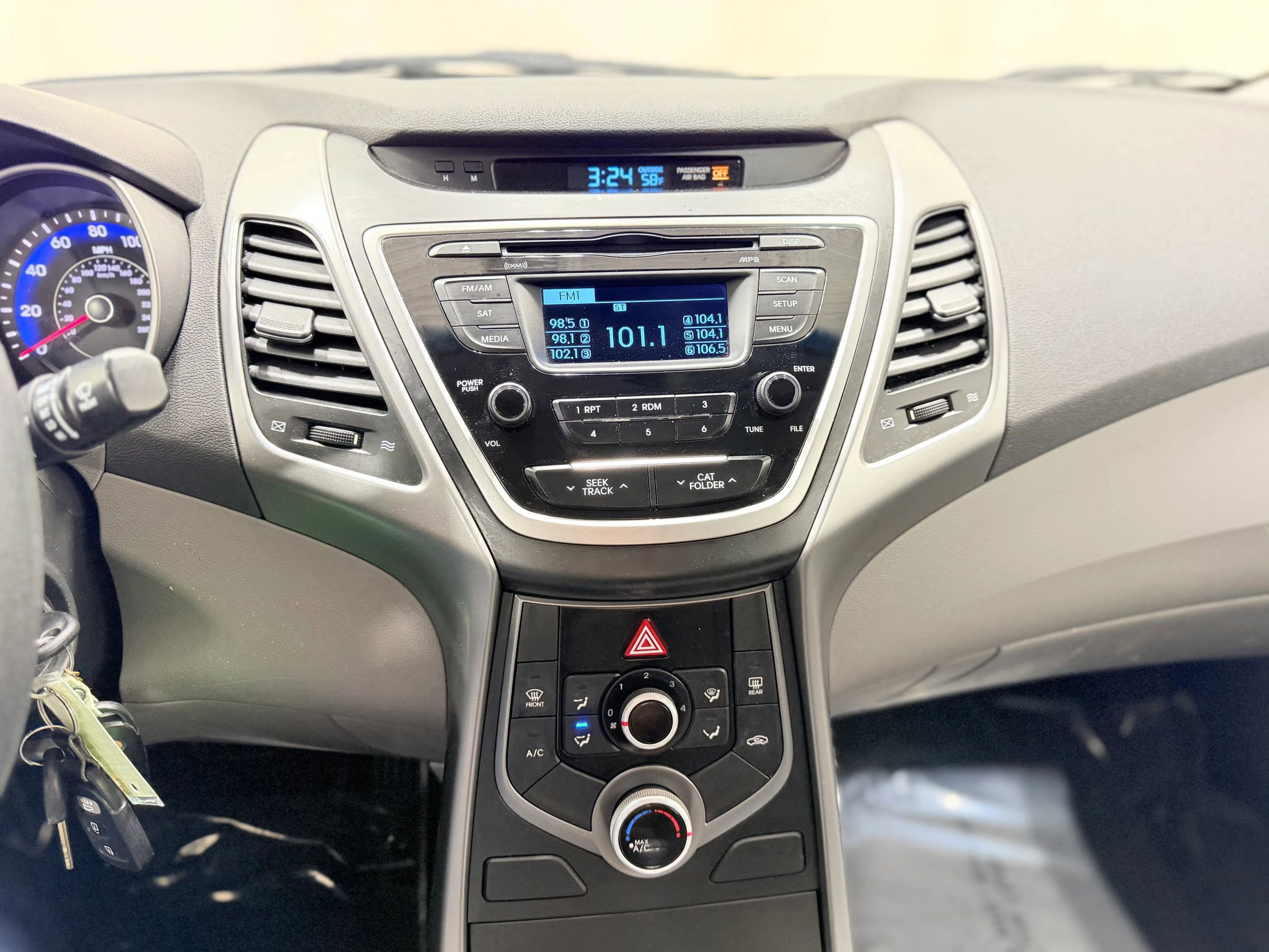 Used 2014 Hyundai Elantra SE image 16