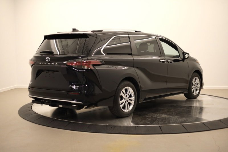 Used 2023 Toyota Sienna Platinum image 3