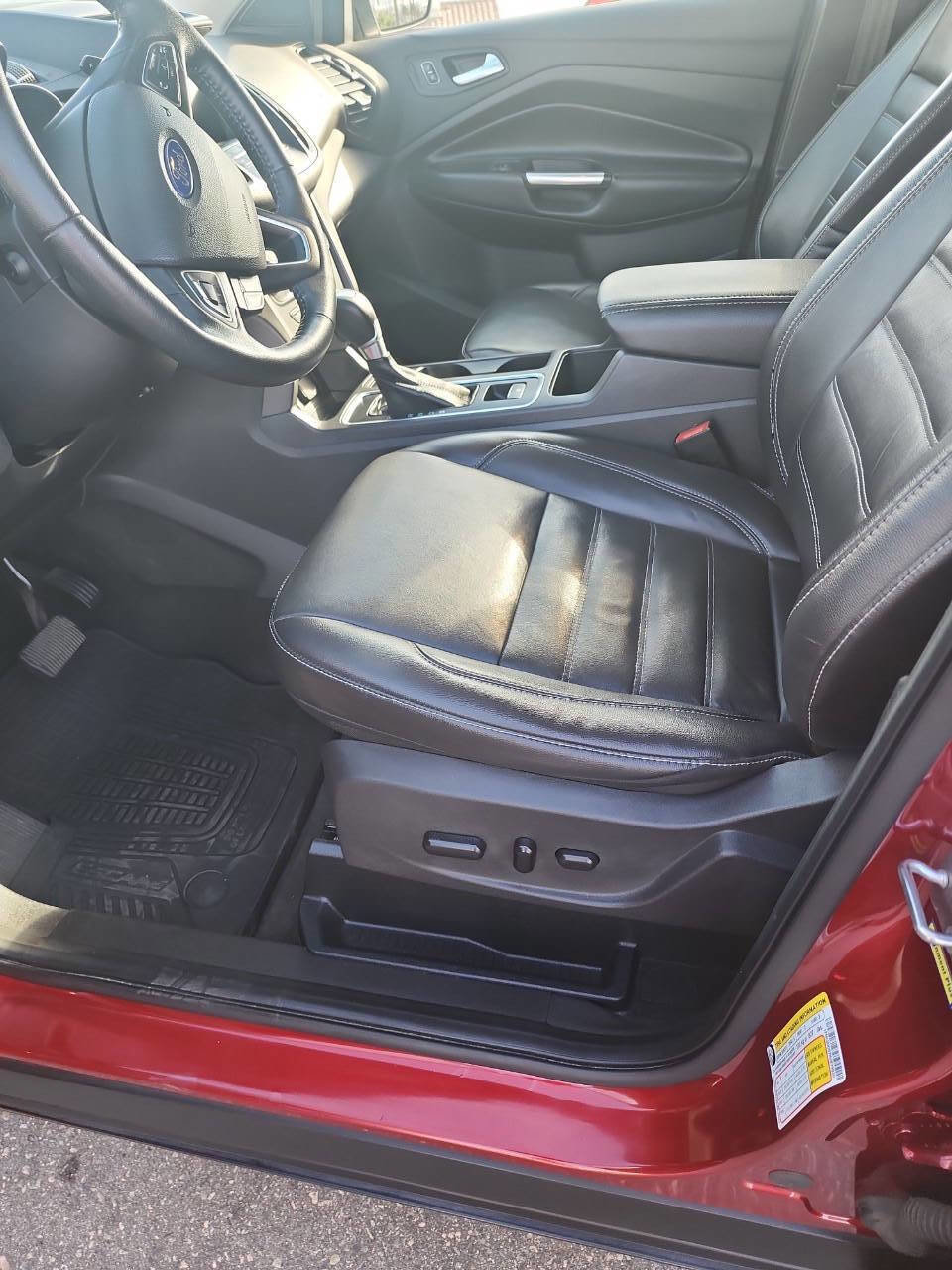 Used 2017 Ford Escape SE w/ SE Leather Comfort Package FWD image 10