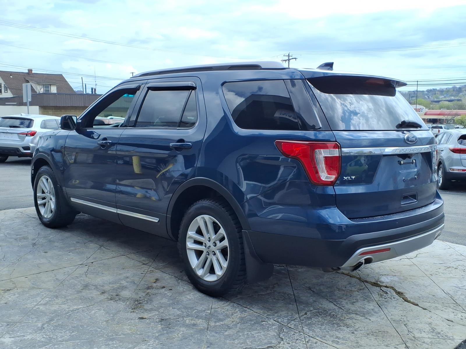 Used 2016 Ford Explorer XLT FWD image 4