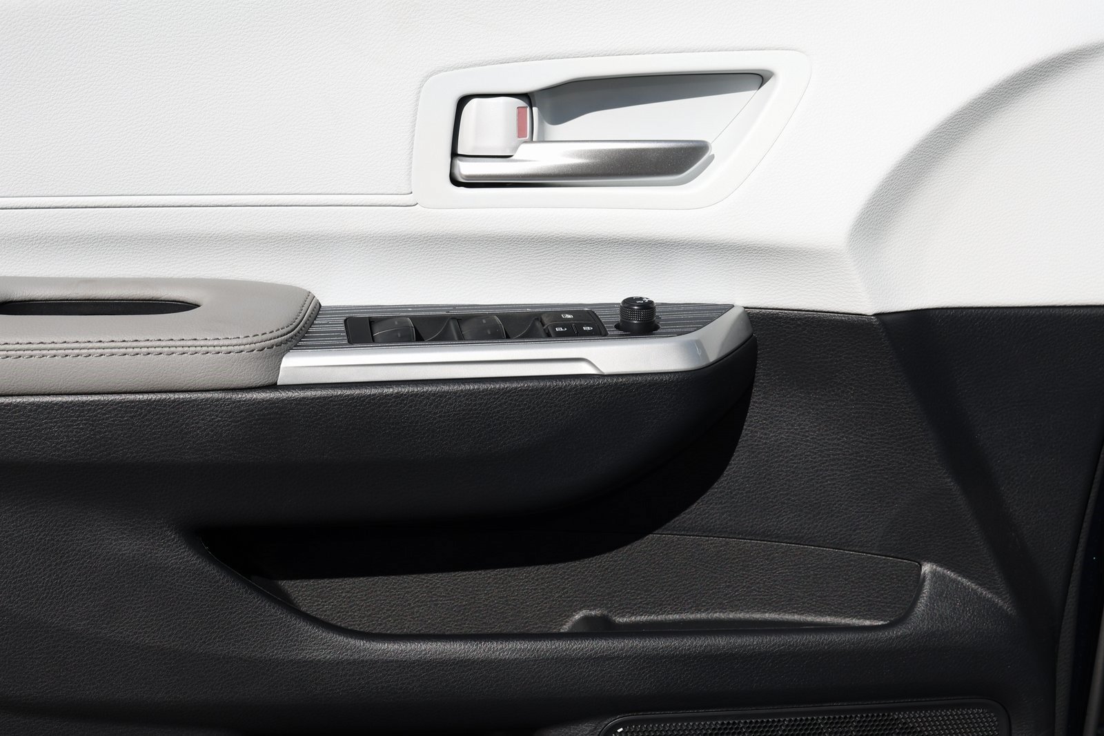 New 2026 Toyota Sienna XLE FWD image 25
