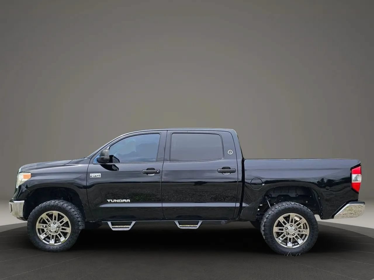 Used 2014 Toyota Tundra SR5 w/ SR5 Upgrade Package AWD/4WD image 3