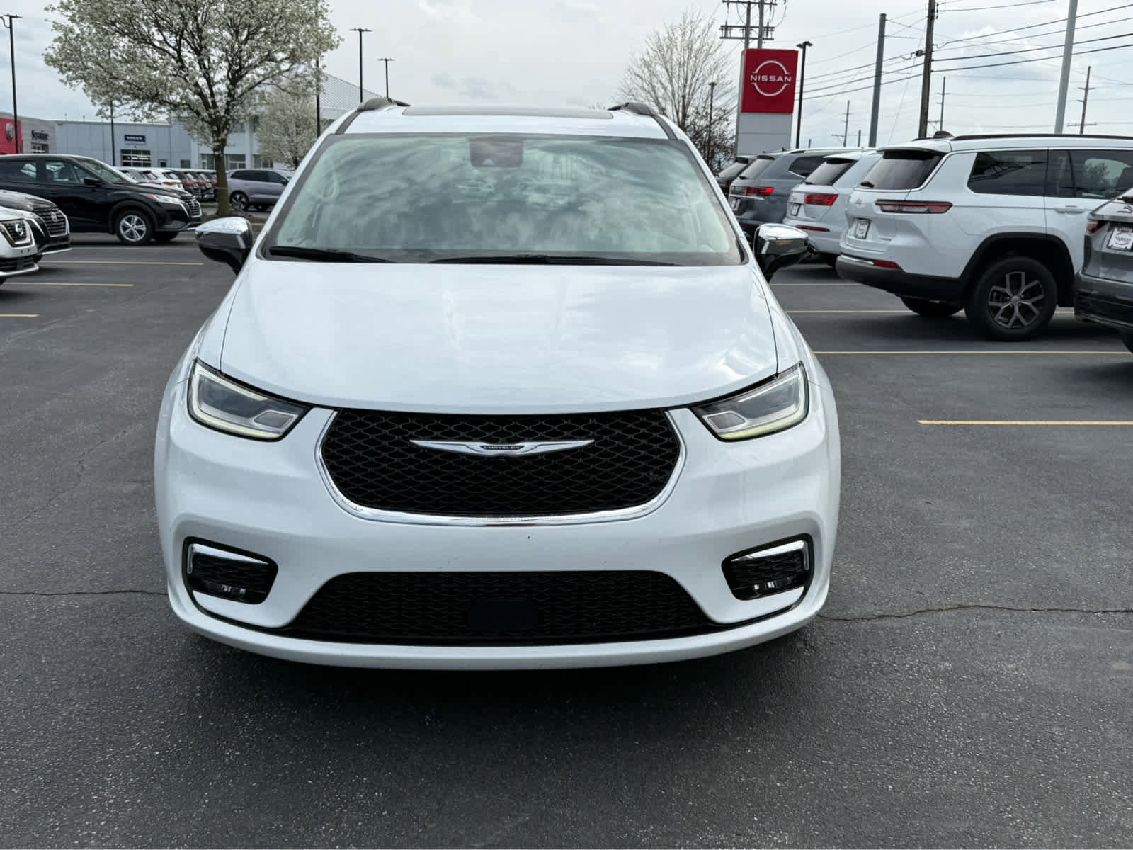 Used 2023 Chrysler Pacifica Limited FWD image 2