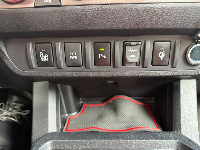 Used 2017 Toyota Tacoma TRD Sport AWD/4WD image 18