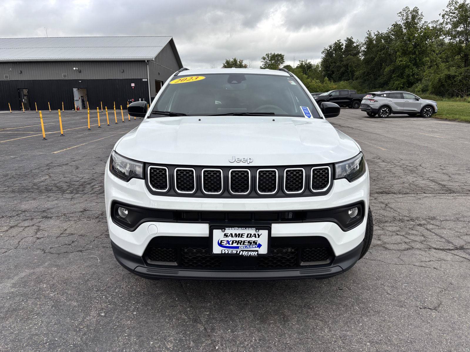 Used 2023 Jeep Compass Latitude w/ Convenience Group AWD/4WD image 2