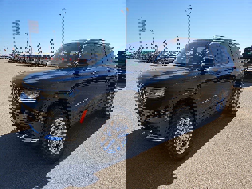 New 2025 Jeep Grand Cherokee L Laredo w/ Luxury Tech Group I