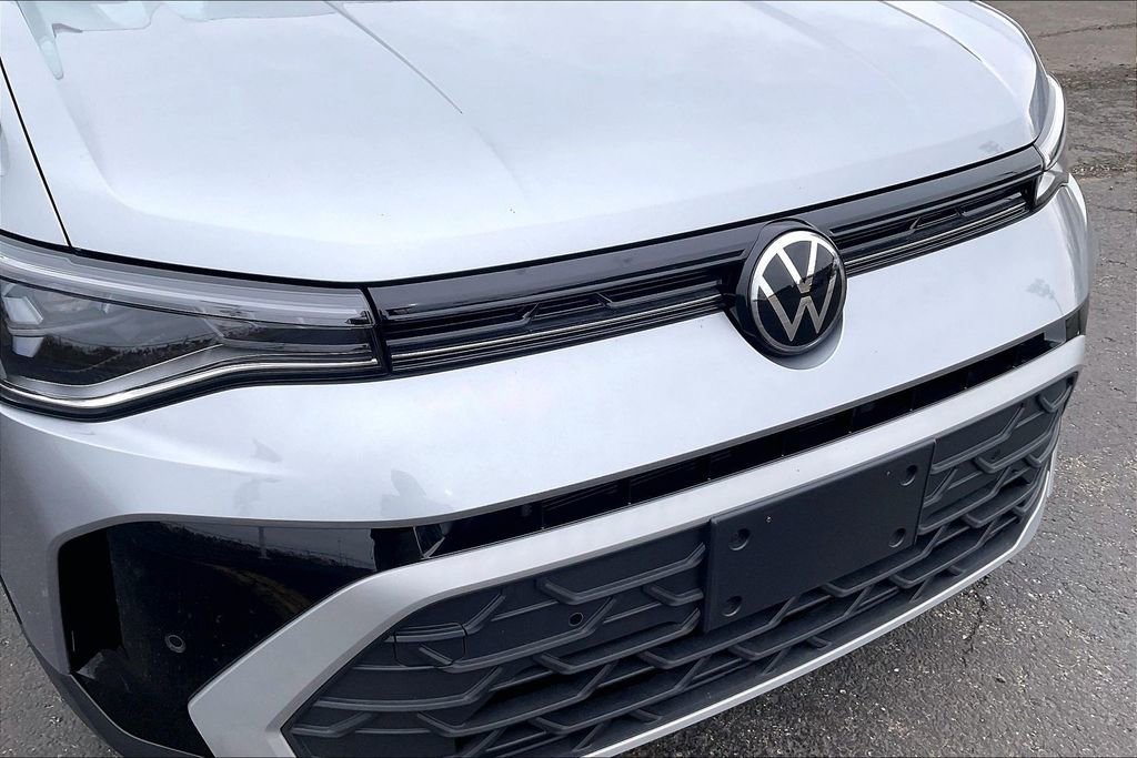 Used 2025 Volkswagen Taos SE image 33