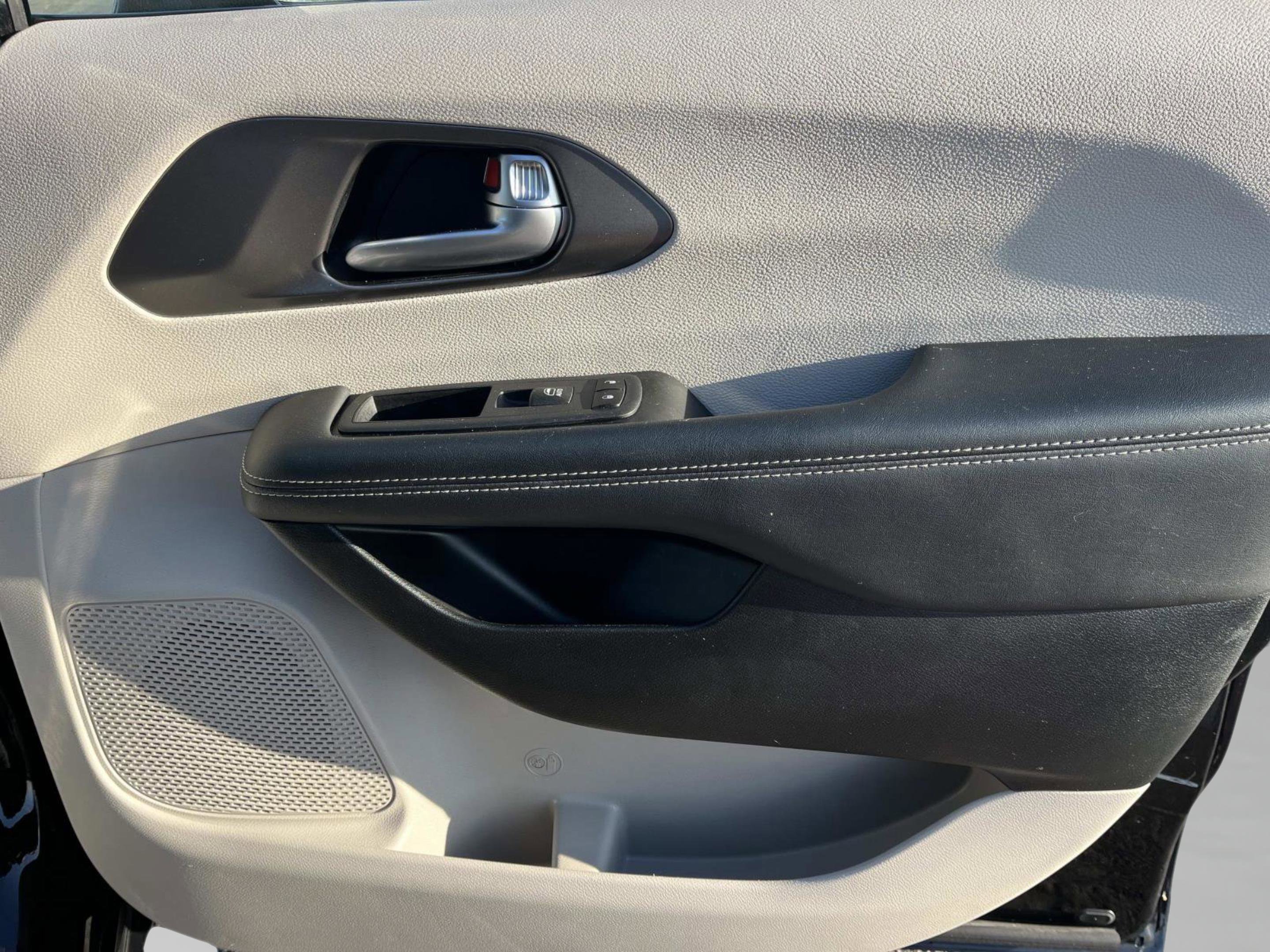 Used 2024 Chrysler Pacifica Touring-L image 26