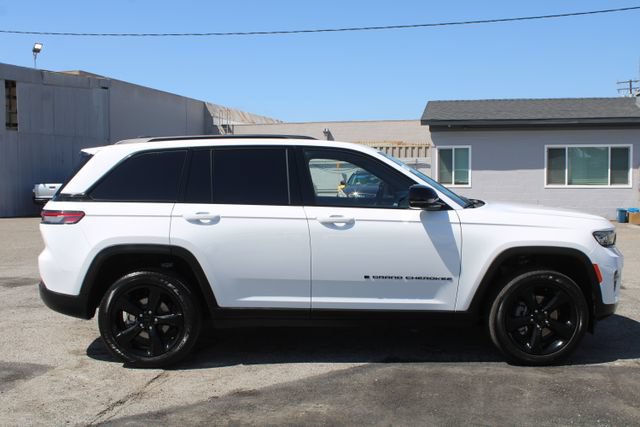 Used 2025 Jeep Grand Cherokee Altitude RWD image 3
