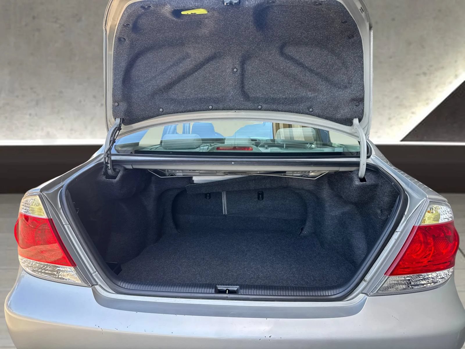 Used 2005 Toyota Camry LE FWD image 90