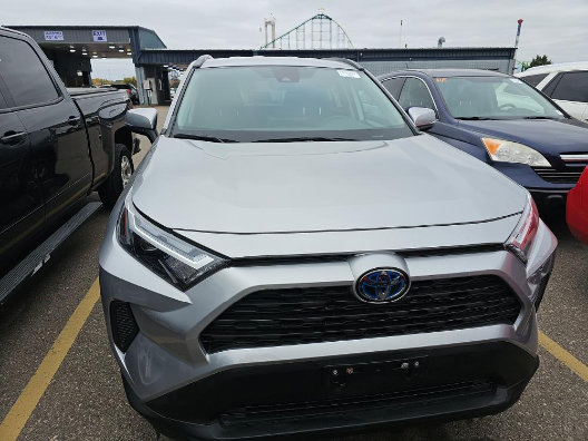 Used 2022 Toyota RAV4 XLE AWD/4WD image 2