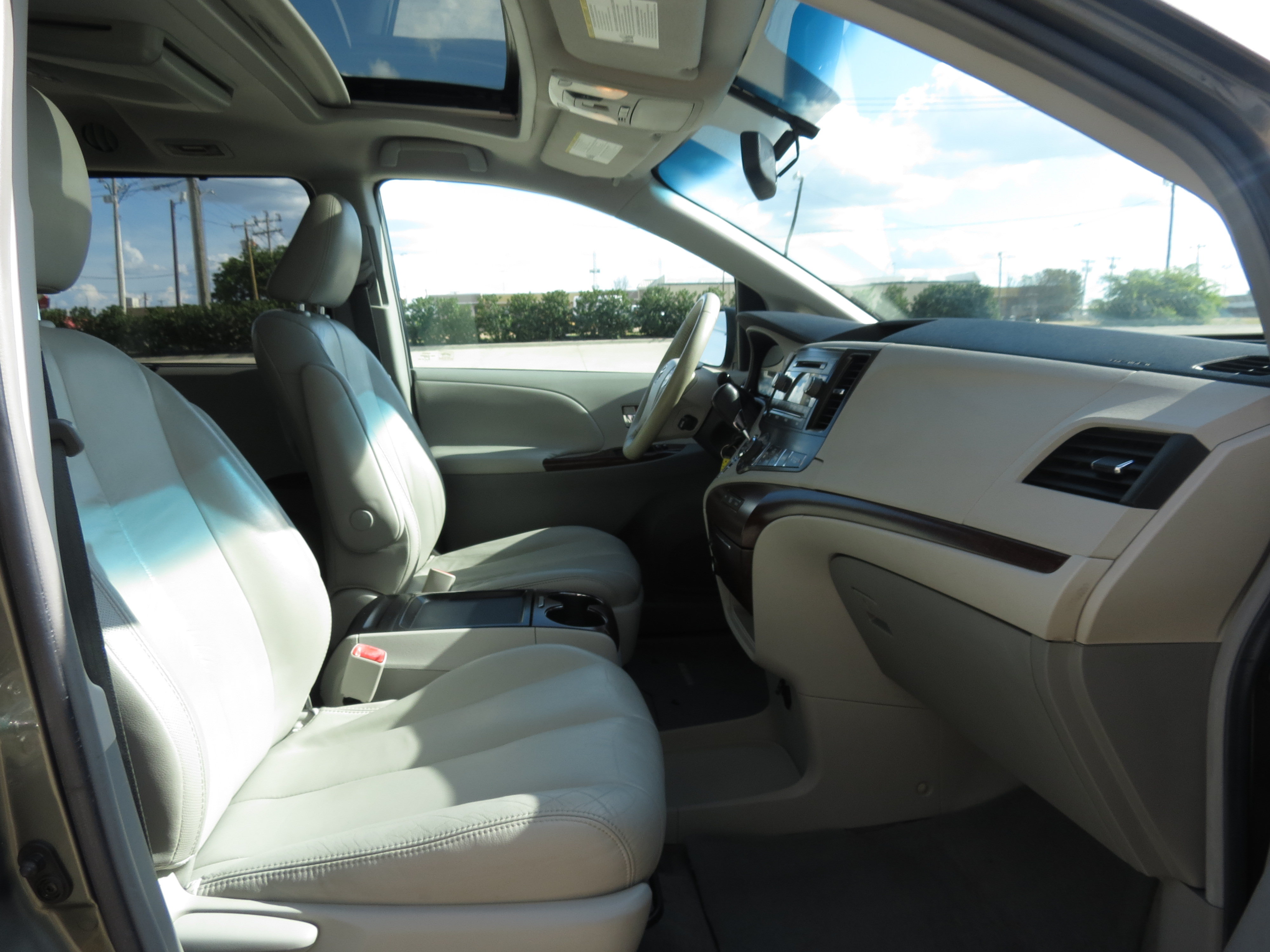 Used 2011 Toyota Sienna XLE FWD image 30