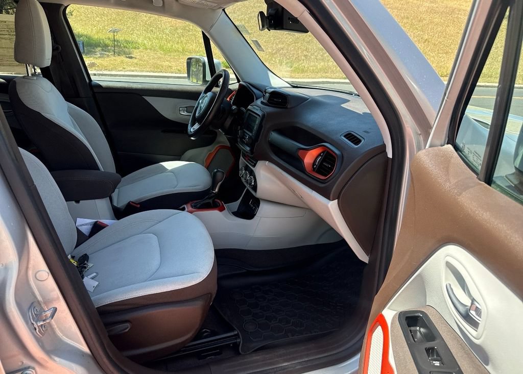 Used 2015 Jeep Renegade Latitude w/ Cold Weather Group FWD image 24